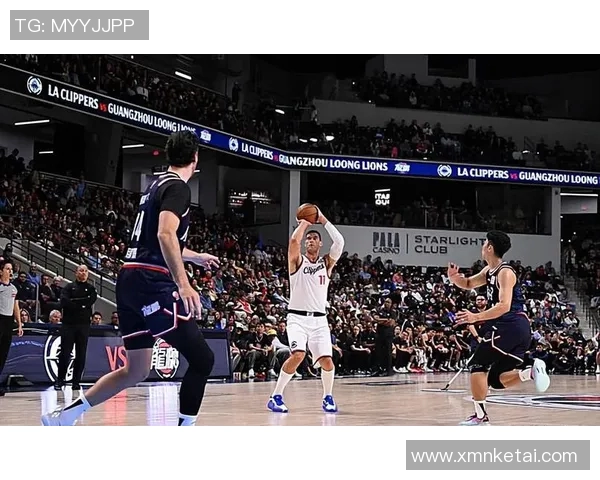 布鲁克洛佩斯：从篮球场上的巨人到全能战士的华丽转身